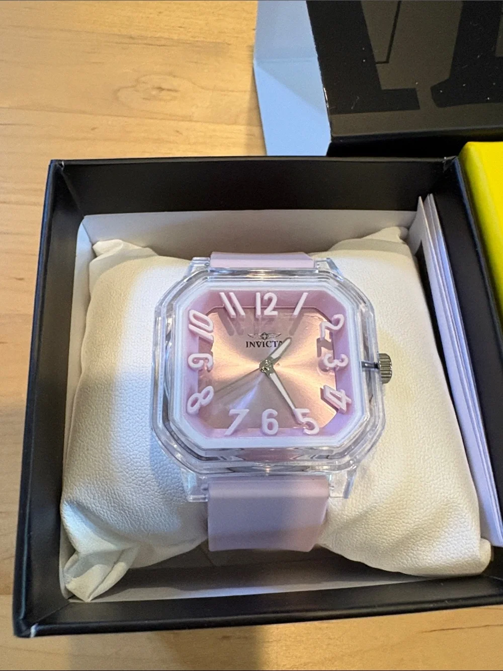 Invicta distinct square